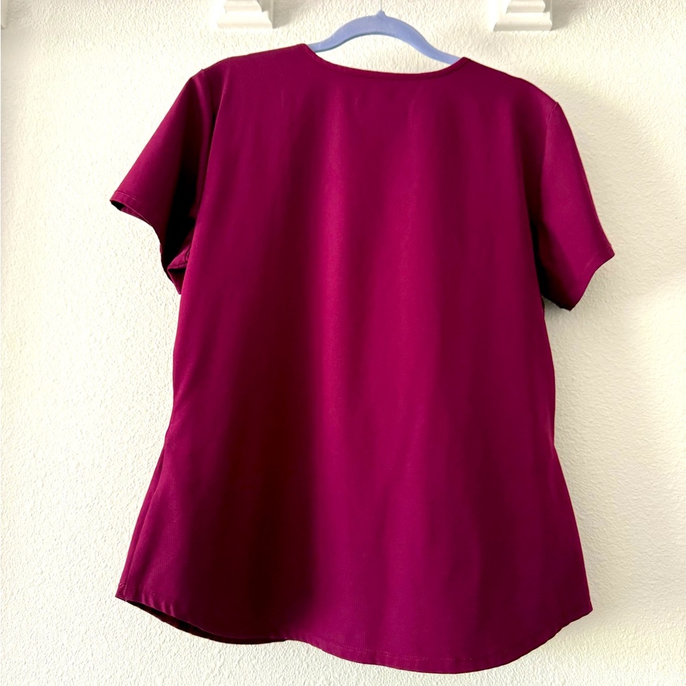 Skechers by Barco 3 pocket curved hem V-neck scrub top. Large, burgundy - Picture 5 of 5